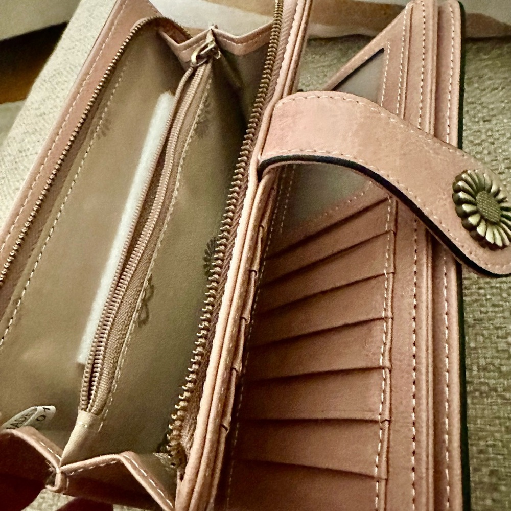 AMAZONS ESSENTIALS BIG WALLET/Wristlet in mauve with huge organization! - Picture 5 of 10
